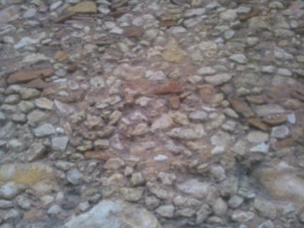 mur béton- cailloux